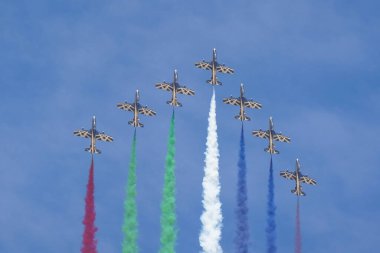 ISTANBUL, TURKIYE - 29 Nisan 2023: Fursan Al Emarat, Birleşik Arap Emirlikleri Hava Kuvvetleri Aerobatik Gösteri Ekibi Teknofest İstanbul sırasında İstanbul Atatürk Havalimanı 'nda sergilendi