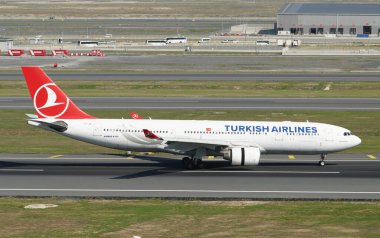 ISTANBUL, TURKIYE - Ekim 01, 2022: Türk Havayolları Airbus A330-223 (949) İstanbul Uluslararası Havaalanına indi
