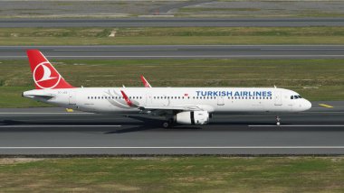 ISTANBUL, TURKIYE - Ekim 01, 2022: Türk Havayolları Airbus A321-231 (6657) İstanbul Uluslararası Havaalanına indi