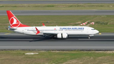 ISTANBUL, TURKIYE - Ekim 01, 2022: Türk Hava Yolları Boeing 737-8MAX (60034) İstanbul Uluslararası Havaalanına indi