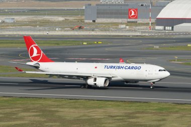 ISTANBUL, TURKIYE - Ekim 01, 2022: Türk Havayolları Kargo Airbus A330-243F (1550) İstanbul Uluslararası Havaalanına indi