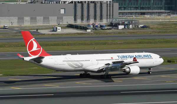 ISTANBUL, TURKIYE - Ekim 01, 2022: Türk Havayolları Airbus A330-303 (1529) İstanbul Uluslararası Havaalanına indi