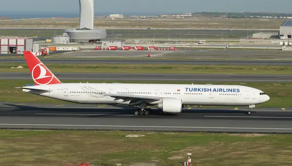 stock image ISTANBUL, TURKIYE - OCTOBER 01, 2022: Turkish Airlines Boeing 777-3F2ER (44121) landing to Istanbul International Airport