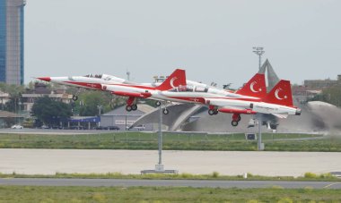 ISTANBUL, TURKIYE - 29 Nisan 2023: Türk Yıldızları ve Türk Hava Kuvvetleri akrobatik gösteri ekibi İstanbul Teknofest sırasında İstanbul Atatürk Havalimanı 'nda sergilendi