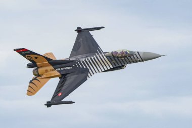 İSTANBUL, TÜRKİYE - 29 Nisan 2023: SOLOTURK, Türk Hava Kuvvetleri Generali Dinamik F-16C İstanbul Teknofest sırasında İstanbul Atatürk Havalimanı 'nda Falcon' da sergileniyor
