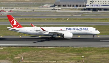 ISTANBUL, TURKIYE - Ekim 01, 2022: Türk Havayolları Airbus A350-941 (403) İstanbul Uluslararası Havaalanına indi