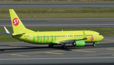 ISTANBUL, TURKIYE - Ekim 01, 2022: S7 Airlines Boeing 737-8LP (41707) İstanbul Uluslararası Havaalanına indi