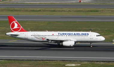 ISTANBUL, TURKIYE - Ekim 01, 2022: Türk Havayolları Airbus A320-232 (3303) İstanbul Uluslararası Havaalanına indi