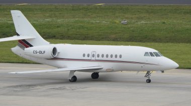 ISTANBUL, TURKIYE - 29 Nisan 2023: NetJets Europe Dassault Falcon 2000EX (134) İstanbul Atatürk Havalimanı 'na indi
