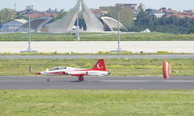 ISTANBUL, TURKIYE - 29 Nisan 2023: Türk Yıldızları ve Türk Hava Kuvvetleri akrobatik gösteri ekibi İstanbul Teknofest sırasında İstanbul Atatürk Havalimanı 'nda sergilendi
