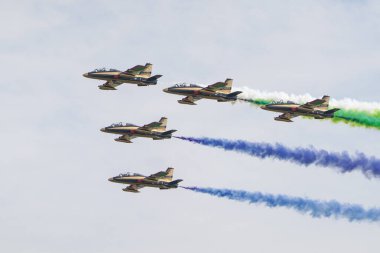 ISTANBUL, TURKIYE - 29 Nisan 2023: Fursan Al Emarat, Birleşik Arap Emirlikleri Hava Kuvvetleri Aerobatik Gösteri Ekibi Teknofest İstanbul sırasında İstanbul Atatürk Havalimanı 'nda sergilendi