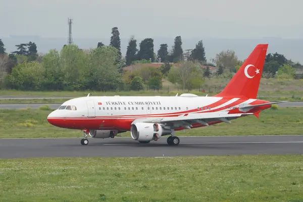 ISTANBUL, TURKIYE - 29 Nisan 2023: Türk Devlet Airbus A318-112 Elite (3751) İstanbul Atatürk Havalimanı 'na indi