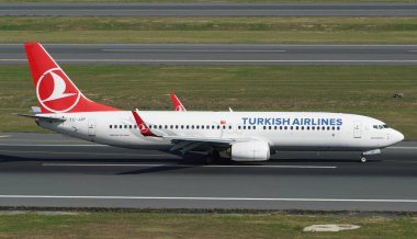 ISTANBUL, TURKIYE - Ekim 01, 2022: Türk Hava Yolları Boeing 737-8F2 (60027) İstanbul Uluslararası Havaalanına indi