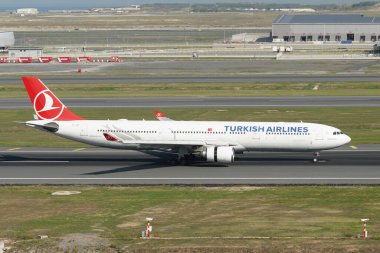 ISTANBUL, TURKIYE - Ekim 01, 2022: Türk Havayolları Airbus A330-303 (1487) İstanbul Uluslararası Havaalanına indi