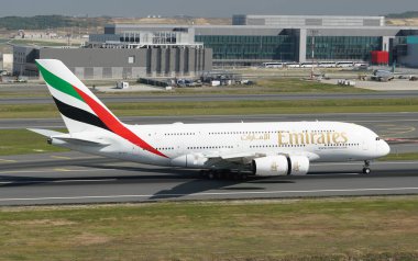 ISTANBUL, TURKIYE - Ekim 01, 2022: Emirates Airlines Airbus A380-842 (258) İstanbul Uluslararası Havaalanına indi