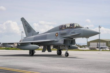 KONYA, TURKIYE - MAYIS 09, 2023: Katar Hava Kuvvetleri Eurofighter EF2000 (MT003) Anadolu Kartal Hava Kuvvetleri Tatbikatı sırasında Konya Havalimanı 'nda taksicilik