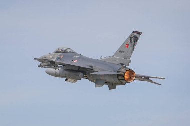 KONYA, TURKIYE - Mayıs 09, 2023: Türk Hava Kuvvetleri Lockheed Martin F-16C Fighting Falcon (HC-7) Anadolu Kartal Hava Kuvvetleri Tatbikatı sırasında Konya Havalimanı 'ndan havalandı