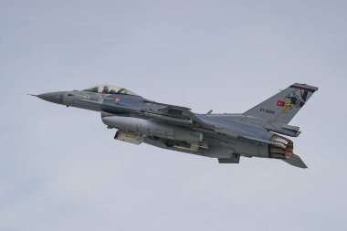 KONYA, TURKIYE - MAYIS 09, 2023: Türk Hava Kuvvetleri Generali Dinamik F-16C Fighting Falcon (4R-84) Anadolu Kartal Hava Kuvvetleri Tatbikatı sırasında Konya Havalimanı 'ndan havalanır.