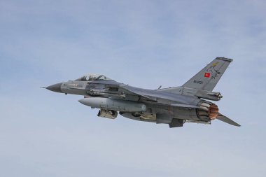 KONYA, TURKIYE - MAYIS 09, 2023: Türk Hava Kuvvetleri Generali Dinamik F-16C Fighting Falcon (4R-42) Anadolu Kartal Hava Kuvvetleri Tatbikatı sırasında Konya Havalimanı 'ndan havalandı