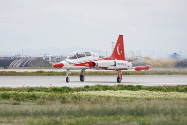 KONYA, TURKIYE - Mayıs 09, 2023: Türk Hava Kuvvetleri Kanadalı NF-5A Özgürlük Savaşçısı Anadolu Kartal Hava Kuvvetleri Tatbikatı sırasında Konya Havalimanı 'ndan havalandı