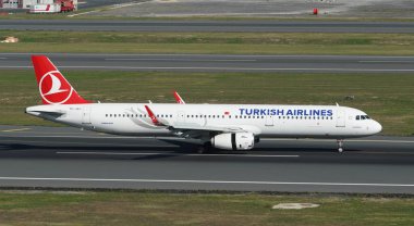 ISTANBUL, TURKIYE - Ekim 01, 2022: Türk Havayolları Airbus A321-231 (5633) İstanbul Uluslararası Havaalanına indi