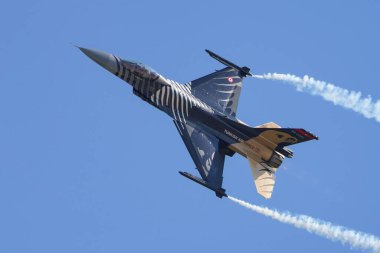 İSTANBUL, TÜRKİYE - 30 Nisan 2023: SOLOTURK, Türk Hava Kuvvetleri Generali Dinamik F-16C İstanbul Teknofest sırasında İstanbul Atatürk Havalimanı 'nda Falcon' da sergileniyor