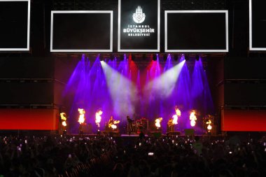 ISTANBUL, TURKIYE - 25 Mayıs 2023: Türk Şarkıcı Mavi Konseri İstanbul 'da