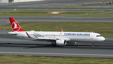 ISTANBUL, TURKIYE - Ekim 01, 2022: Türk Havayolları Airbus A321-271NX (9415) İstanbul Uluslararası Havaalanına indi