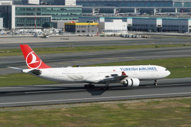 ISTANBUL, TURKIYE - Ekim 01, 2022: Türk Havayolları Airbus A330-303 (1487) İstanbul Uluslararası Havaalanına indi