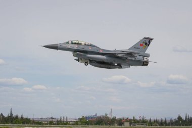 KONYA, TURKIYE - MAYIS 09, 2023: Türk Hava Kuvvetleri General Dynamics F-16D Fighting Falcon (4S-16) Anadolu Kartal Hava Kuvvetleri Tatbikatı sırasında Konya Havalimanı 'ndan havalandı