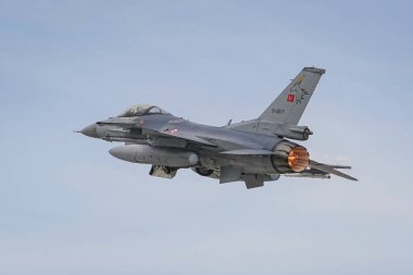 KONYA, TURKIYE - MAYIS 09, 2023: Türk Hava Kuvvetleri Generali Dinamik F-16C Fighting Falcon (4R-097) Anadolu Kartal Hava Kuvvetleri Tatbikatı sırasında Konya Havalimanı 'ndan havalanır.