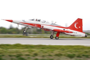 KONYA, TURKIYE - Mayıs 09, 2023: Türk Hava Kuvvetleri Türk Yıldızları Kanadalı NF-5B-2000 Özgürlük Savaşçısı Anadolu Kartal Hava Kuvvetleri Tatbikatı sırasında Konya Havalimanı 'na indi