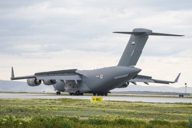 KONYA, TURKIYE - MAYIS 09, 2023: Birleşik Arap Emirlikleri Hava Kuvvetleri Boeing C-17A Globemaster III (F-238 UE-3) Anadolu Kartal Hava Kuvvetleri Tatbikatı sırasında Konya Havalimanı 'na iniş yaptı