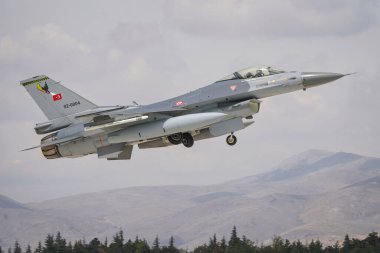 KONYA, TURKIYE - Mayıs 09, 2023: Türk Hava Kuvvetleri Lockheed Martin F-16C Fighting Falcon (4R-105) Anadolu Kartal Hava Kuvvetleri Tatbikatı sırasında Konya Havalimanı 'ndan havalanmıştır.