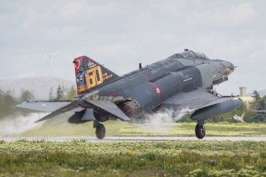 KONYA, TURKIYE - MAYIS 09, 2023: Türk Hava Kuvvetleri McDonnell Douglas F-4E Terminator 2020 (5009) Anadolu Kartal Hava Kuvvetleri Tatbikatı sırasında Konya Havalimanı 'ndan kalkış