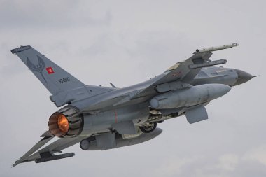 KONYA, TURKIYE - Mayıs 09, 2023: Türk Hava Kuvvetleri Lockheed Martin F-16C Fighting Falcon (HC-31) Anadolu Kartal Hava Kuvvetleri Tatbikatı sırasında Konya Havalimanı 'ndan havalandı