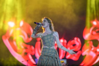 ISTANBUL, TURKIYE - 25 Mayıs 2023: Türk Şarkıcı Gunes konseri İstanbul 'da