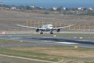 ISTANBUL, TURKIYE - Ekim 01, 2022: Gulf Air Boeing 787-9 (39985) İstanbul Uluslararası Havaalanına indi