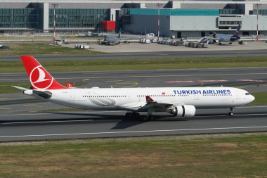 ISTANBUL, TURKIYE - Ekim 01, 2022: Türk Havayolları Airbus A330-303 (1718) İstanbul Uluslararası Havaalanına indi
