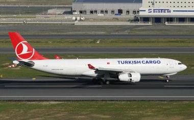 ISTANBUL, TURKIYE - Ekim 01, 2022: Türk Havayolları Kargo Airbus A330-243F (1722) İstanbul Uluslararası Havaalanına indi