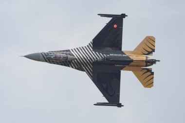 İSTANBUL, TURKIE - MAYIS 01, 2023: SOLOTURK, Türk Hava Kuvvetleri Generali Dinamik F-16C Savaş Şahini Teknofest İstanbul 'u sırasında İstanbul Atatürk Havalimanı' nda sergileniyor