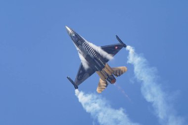 İSTANBUL, TURKIE - MAYIS 01, 2023: SOLOTURK, Türk Hava Kuvvetleri Generali Dinamik F-16C Savaş Şahini Teknofest İstanbul 'u sırasında İstanbul Atatürk Havalimanı' nda sergileniyor