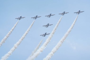 ISTANBUL, TURKIYE - MAYIS 01, 2023: Fursan Al Emarat, Birleşik Arap Emirlikleri Hava Kuvvetleri Aerobatik gösteri ekibi İstanbul Teknofest sırasında İstanbul Atatürk Havalimanı 'nda sergilendi