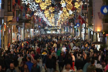 İSTANBUL, TÜRKİYE - 14 Mayıs 2023: Istiklal Caddesi 'ndeki Kalabalık