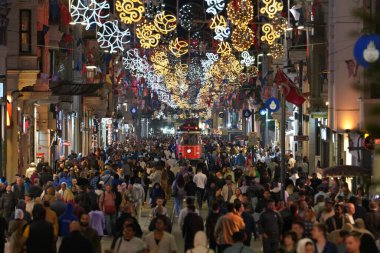 İSTANBUL, TÜRKİYE - 14 Mayıs 2023: Istiklal Caddesi 'ndeki Kalabalık