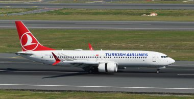 ISTANBUL, TURKIYE - Ekim 01, 2022: Türk Hava Yolları Boeing 737-8MAX (60068) İstanbul Uluslararası Havaalanına indi