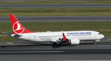 ISTANBUL, TURKIYE - Ekim 01, 2022: Türk Hava Yolları Boeing 737-8MAX (60054) İstanbul Uluslararası Havaalanına indi