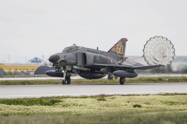KONYA, TURKIYE - Mayıs 09, 2023: Türk Hava Kuvvetleri McDonnell Douglas F-4E Fantom II (5009) Anadolu Kartal Hava Kuvvetleri Tatbikatı sırasında Konya Havalimanı 'na indi