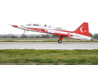 KONYA, TURKIYE - Mayıs 09, 2023: Türk Hava Kuvvetleri Türk Yıldızları Kanadalı NF-5B-2000 Özgürlük Savaşçısı Anadolu Kartal Hava Kuvvetleri Tatbikatı sırasında Konya Havalimanı 'na indi