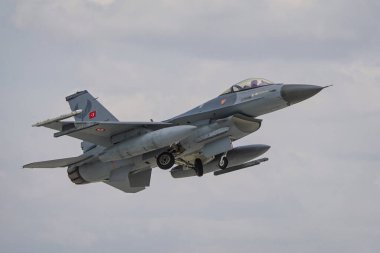 KONYA, TURKIYE - Mayıs 09, 2023: Türk Hava Kuvvetleri Lockheed Martin F-16C Fighting Falcon (HC-31) Anadolu Kartal Hava Kuvvetleri Tatbikatı sırasında Konya Havalimanı 'ndan havalandı